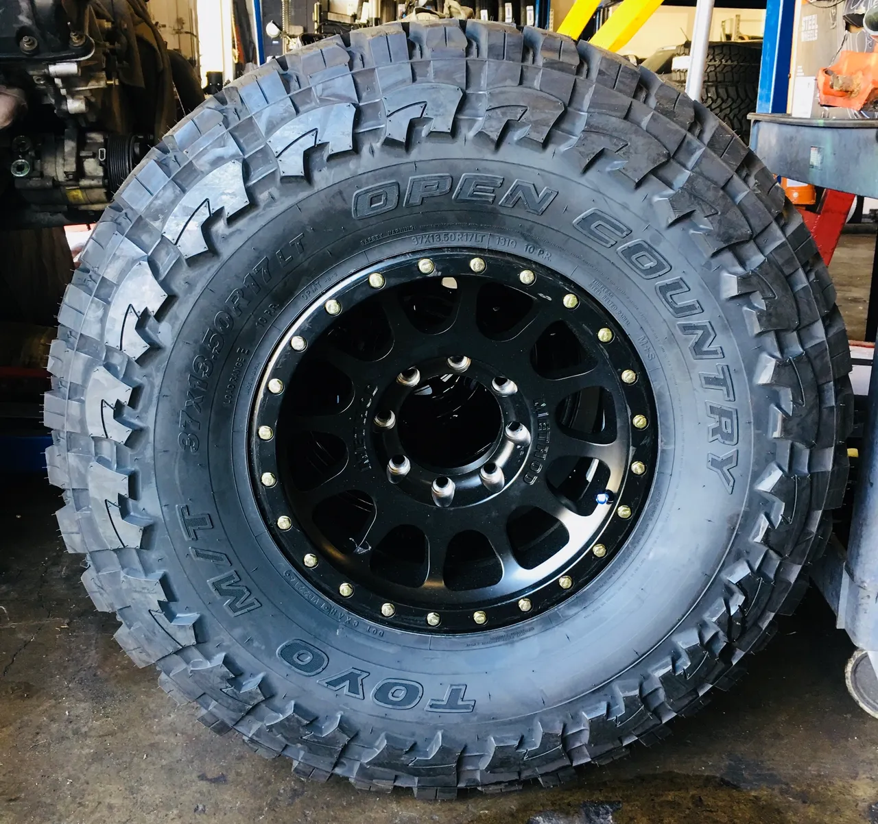 A tire with the words " off road country ".